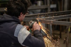 Travail du métal avec une meuleuse